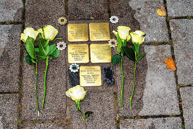 Zum Gedenken an die Familie Bikart liegen nun fünf Stolpersteine in der Waldstraße.