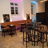 Inseln zum Verweilen: Jetzt sitzen die Theaterbesucher nicht mehr mitten im Foyer, sondern in ruhigeren Bereichen.