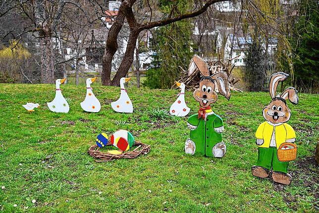 Gänse, Hasen, Ostereier: die Holzfiguren von Fritz Wöhrle sind ein Hingucker.