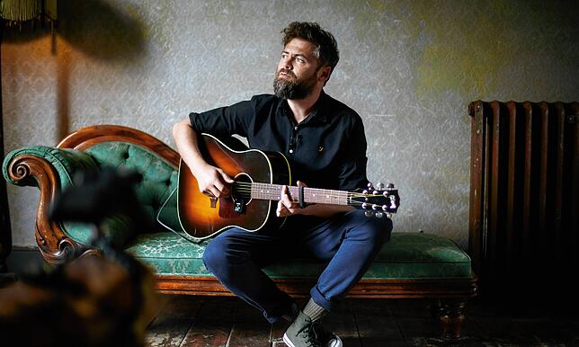 Der Singer-Songwriter Passenger eröffnet Stars in Town 2024.
