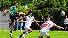 Der VfR Stockach (Marius Henkel, links) hat sich beim Aufsteiger Türk. SV Singen (Yahya Zidan, Mitte, und Muhamed Emin Demir) verdient ...