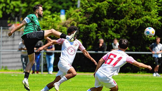 Der VfR Stockach (Marius Henkel, links) hat sich beim Aufsteiger Türk. SV Singen (Yahya Zidan, Mitte, und Muhamed Emin Demir) verdient ...
