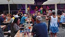 Gute Laune beim Musiksommer in Steißlingen mit der Band Sammeltaxi, die zum Mitsingen und Tanzen einlud. Damit das so bleibt: Bitte die ...