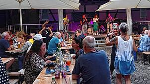 Gute Laune beim Musiksommer in Steißlingen mit der Band Sammeltaxi, die zum Mitsingen und Tanzen einlud. Damit das so bleibt: Bitte die ...
