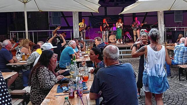 Gute Laune beim Musiksommer in Steißlingen mit der Band Sammeltaxi, die zum Mitsingen und Tanzen einlud. Damit das so bleibt: Bitte die ...