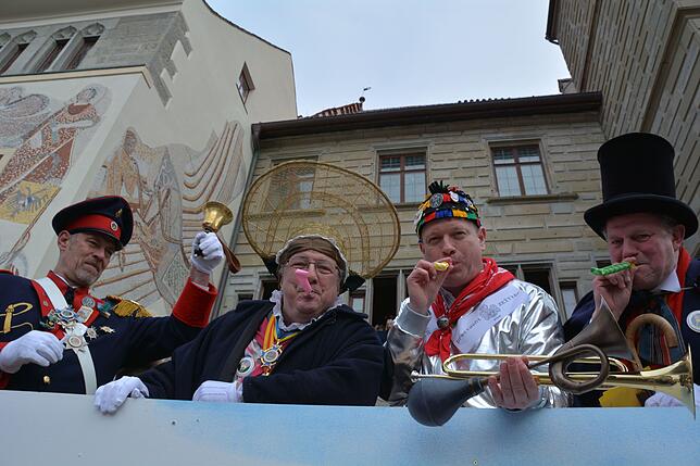 Ganz schön aufgeblasen (Zweiter bis Vierter von links): Narrenmutter Wolfgang Lechler, Oberbürgermeister Jan Zeitler und Narrenvater ...