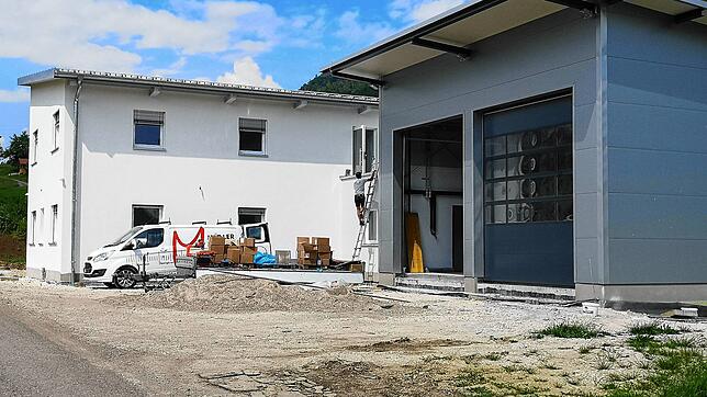 Fast fertig: Das Feuerwehr- und Vereinshaus am Ortseingang von Achdorf wird von den Talbewohnern schon lange herbeigesehnt.