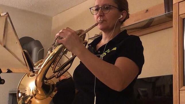 Sabine Kuntz spielt ihren Video-Part für das Gesamtvideo der Stadtkapelle Blumberg ein.