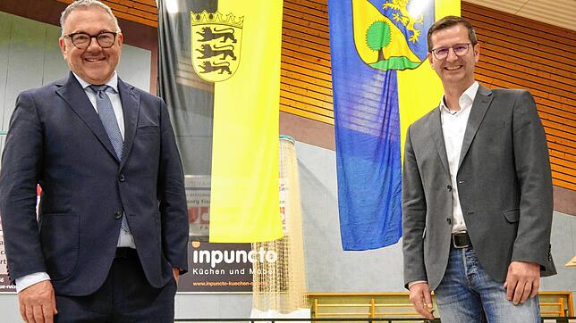 Der Noch-Amtsinhaber und sein Nachfolger: Patrick Stärk (rechts) ist zum neuen Bürgermeister von Mühlhausen-Ehingen gewählt worden. Zu ...