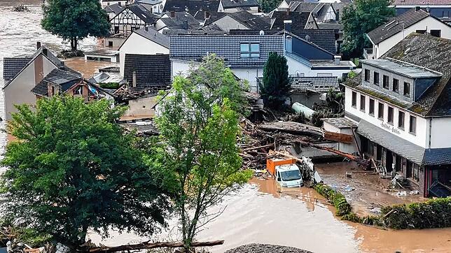 Rheinland-Pfalz, Altenahr: Die Luftaufnahme zeigt den vom Ahr-Hochwasser überfluteten Ortsteil Altenburg