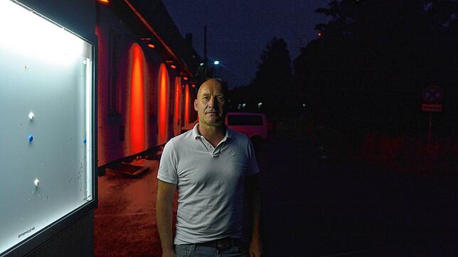 Claus-Michael Haydt vor dem leeren Schaukasten des Kinos &bdquo;Studio 17&ldquo;.