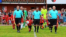 Jannes hat den Ball aufs Spielfeld getragen und Schiedsrichter Maximilian Schreiber (Mitte), die Linienrichter Alex Reinhard (links) und ...