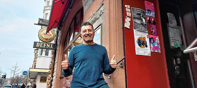 Hasan Caliskan vor dem Defne in der Theodor-Heuß-Straße.