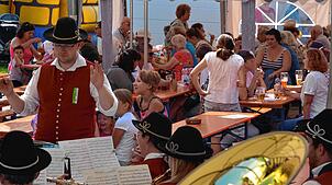 Der Musikverein Oberteuringen spielte beim Floriansfest am Sonntag zum Frühschoppen auf. Bild: Jörg Büsche