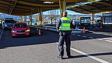 (Archivbild von 2020) Am Autobahnzoll Konstanz-Kreuzlingen geht den Beamten ein Gesuchter ins Netz. Der 46-Jährige sitzt nun in der ...