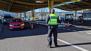 (Archivbild von 2020) Am Autobahnzoll Konstanz-Kreuzlingen geht den Beamten ein Gesuchter ins Netz. Der 46-Jährige sitzt nun in der ...