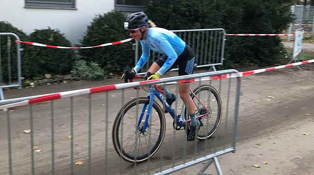 Schnell unterwegs: Janine Schneider auf der Radcross-Strecke in Gäufelden.