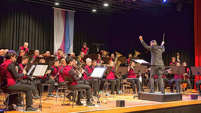 Stadtkapelle Radolfzell und des Jugendblasorchesters der Musikschule laden zum Konzert ein.