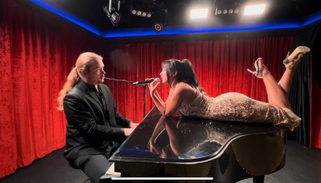 Das Rock-, Blues-, Jazz- und Piano-Popduo Jake Kay und Angela Rosa tritt im „Casablanca“ auf.