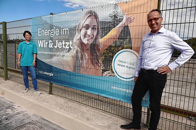 Eine Medienkampagne soll den neuen Firmennamen Naturenergie bekannt machen. Projektleiter Jochen Ulrich und Lilian Yoo von der ...