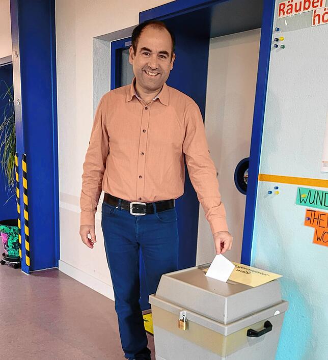 Bürgermeister Ozan Topcuogullari bei der Stimmabgabe im Wahllokal im Kindergarten Rechberg.