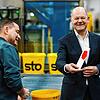 Bundeskanzler Olaf Scholz (SPD) hält beim Bauzulieferer Sto aus Stühlingen im Südschwarzwald einen Papierstreifen in klassischem SPD-rot ...