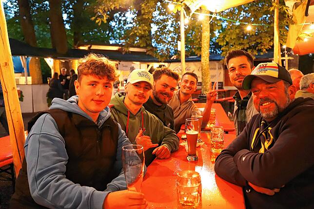 Bild 23: Gute Stimmung trotz schlechtem Wetter auf dem Ostracher Eichbühlfest