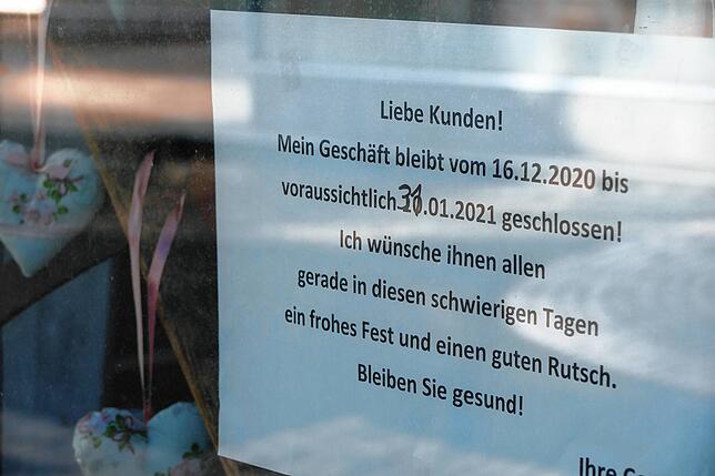 Pragmatisch: Gleich mehrere Geschäfte in der Innenstadt haben mit schwarzem Filzstift auf die neue Situation reagiert und lediglich das ...