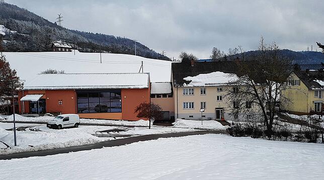Am ehemaligen Standort der Zollhundeschule wurde das Bürgerhaus Biesental gebaut. Die beiden Wohnhäuser daneben blieben bestehen. Bild: ...