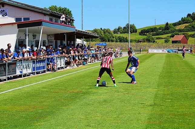 Das Testspiel zwischen dem FC Brentford (rote Trikots) und Racing Straßburg auf dem Sportplatz in Aasen endete 2:2.