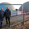 Hubert (links) und Philipp Ewald vor ihrer Biogasanlage auf dem Palmhof in Bräunlingen. Sie soll für neue Produkte erweitert werden.