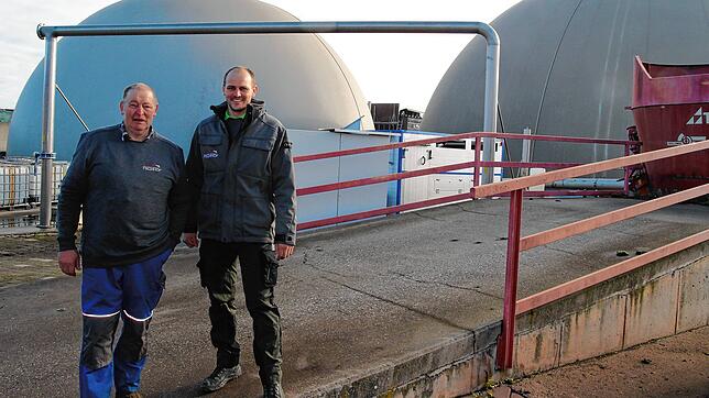 Hubert (links) und Philipp Ewald vor ihrer Biogasanlage auf dem Palmhof in Bräunlingen. Sie soll für neue Produkte erweitert werden.