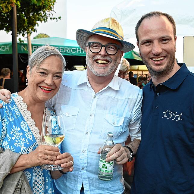 Ursina Vaterlaus, Bürgermeister Rainer Stolz und Marcel Reiser vom Narrengericht auf dem Gustav-Hammer-Platz.