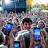 Das Bad in der Menge darf bei einem Wincent-Weiss-Konzert nicht fehlen. Die Fans zücken ihre Handys oder umarmen ihr Idol.