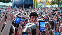 Das Bad in der Menge darf bei einem Wincent-Weiss-Konzert nicht fehlen. Die Fans zücken ihre Handys oder umarmen ihr Idol.