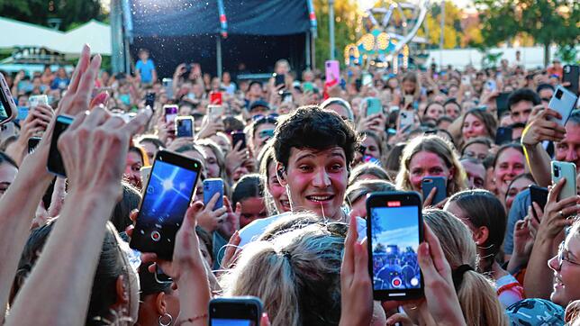 Das Bad in der Menge darf bei einem Wincent-Weiss-Konzert nicht fehlen. Die Fans zücken ihre Handys oder umarmen ihr Idol.