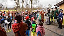 Die Narrenschar in Volkertshausen verfolgt das Tribunal der Rehbock-Zunft gegen die Rathausmannschaft. Bild: Günther Vasel