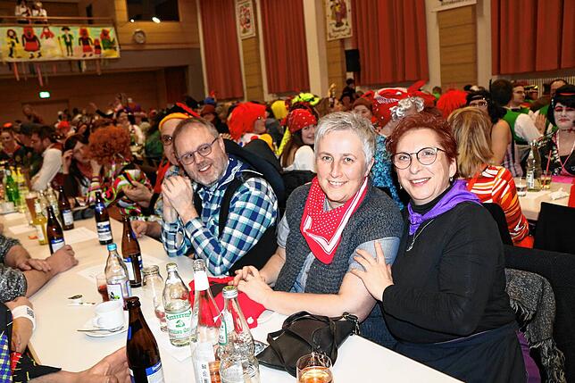 Bild 1: Fasnacht pur beim traditionellen Öschabend: Wir haben die Bilder