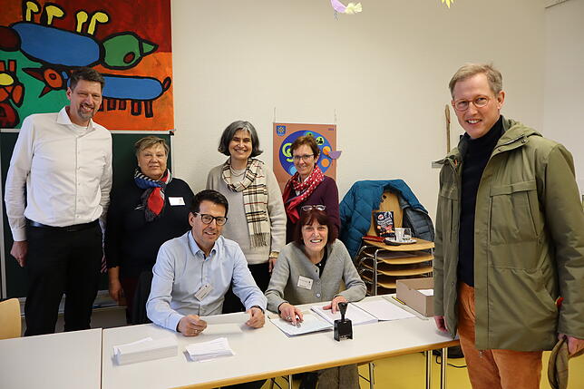 Bernhard Markgraf von Baden (rechts) gibt bei (von links) Jörg Pröbstle, Margarete Gerstmeier, Dieter Hoffmann, Nathalie Pröbstle, ...