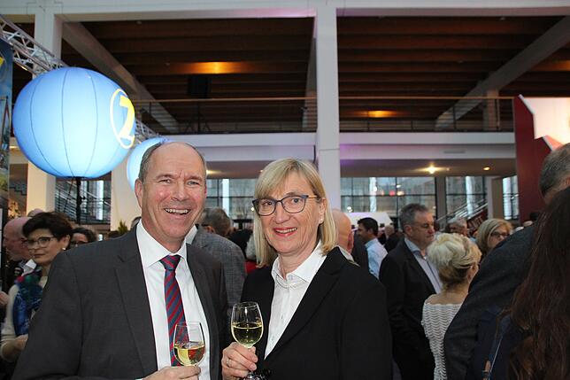 Flughafen-Chef Claus-Dieter Wehr mit Angelika Drießen von den Freien Wählern.