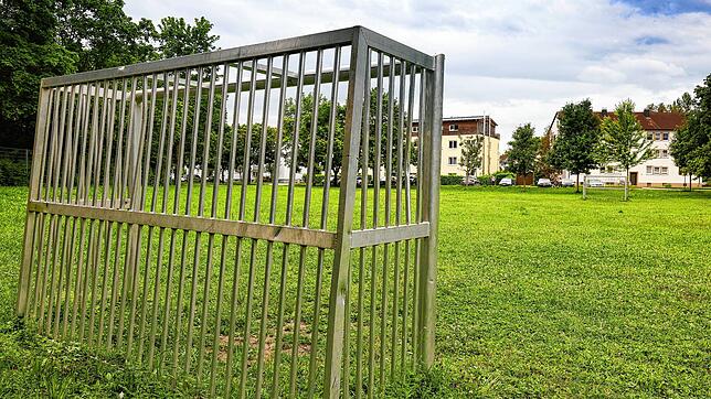 Auf dem Bolzplatz an der Hebelstraße soll ein neuer Kindergarten entstehen. Doch die dazu geplante Wohnbebauung bremst das Projekt aus, ...