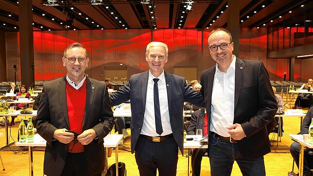 Sitzen durch Wiederwahl fest im Sattel (von links): Andreas Osner (Bürgermeister für Soziales, Kultur und Sport), Baubürgermeister Karl ...