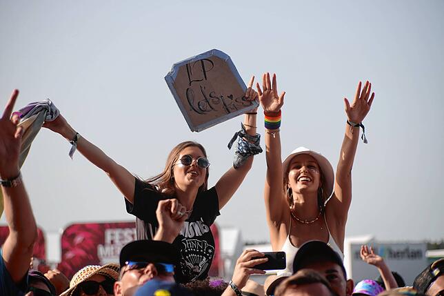 Fans beim Konzert von Sängerin LP