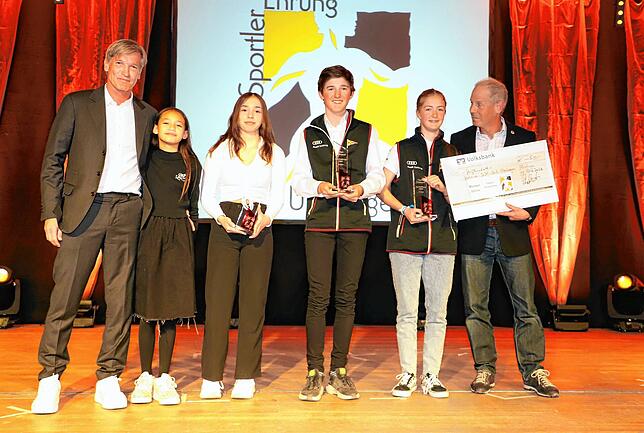 Michael Stehle, Stifter des Talent-Förderpreises, gemeinsam mit seiner Tochter Aura sowie Tamina Polte, Constantin Tröger, Greta ...