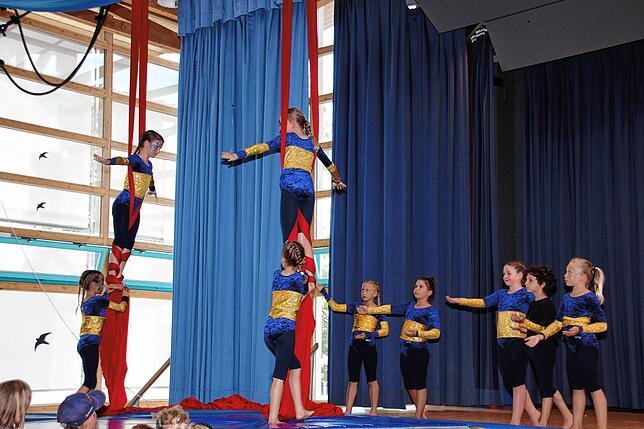 Bild 27: Bildergalerie der Zirkusaufführung in der Grundschule Wald