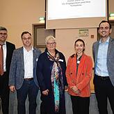 Der Waldshuter Landrat Martin Kistler, der Laufenburger Bürgermeister Ulrich Krieger, Radiologin Ines Zeller mit Lucy Gens und Nils ...