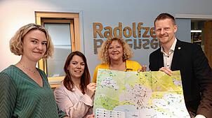 Freuen sich über den neuen Kinderstadtplan (von links): Regina Brüsewitz (Geschäftsführerin Tourismus- und Stadtmarketing Radolfzell), ...