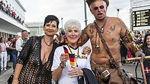 Ingrid Hannemann ist auf dem Weg zum Lammgarten hängen geblieben und schaut sich das Schaulaufen der Lack-und-Leder-Gesellschaft an. ...