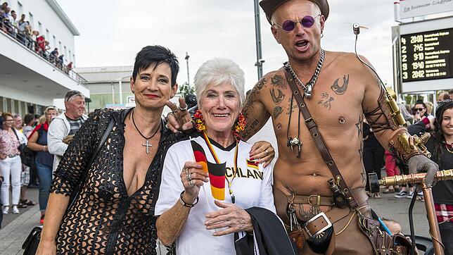 Ingrid Hannemann ist auf dem Weg zum Lammgarten hängen geblieben und schaut sich das Schaulaufen der Lack-und-Leder-Gesellschaft an. ...