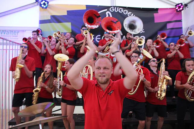Chef-Einheizer Marco Hummel von den Guggevamps im Zelt der Seegumper beim Überlinger Promenadenfest.